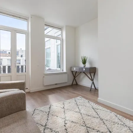 Center For A Group Of 4 In - Apt 2 Apartment *