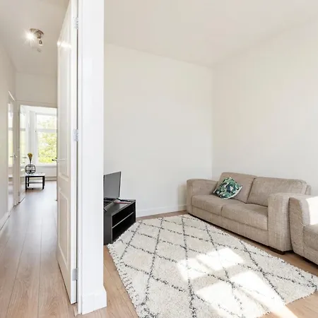 Center For A Group Of 4 In - Apt 2